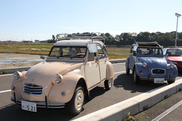 「シトロエン2CV」。手前の薄いピンクというか、肌色というか、なんともいえぬ淡い色合いがいい感じ。