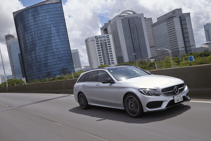 「メルセデスAMG C43 4MATICステーションワゴン」が0-100km/h加速に要する時間は4.8秒。トランスミッションの変更により、0.1秒短縮された。