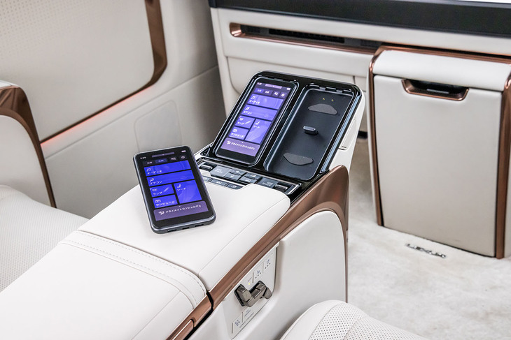 脱着可能なタッチ式コントローラーを左右席それぞれに用意。エアコンやシートポジション、サンシェード、照明などを統合制御する「リアクライメイトコンシェルジュ」のプリセットモードを選択したり、シート、オーディオ、照明などの各種機能を個別に操作したりすることができる。