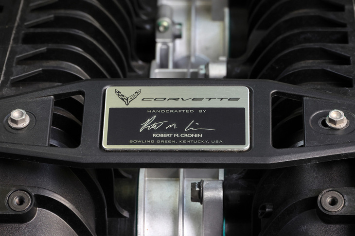エンジンルームには、このユニットを組んだスタッフのネームプレートが貼られていた。試乗車のエンジンはロバート・クローニンという人物が組み上げたようだ。