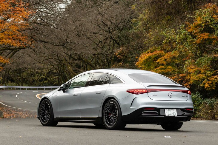 【メルセデスAMG EQS53 4MATIC+のスペック】
	ボディーサイズ:全長×全幅×全高=5225×1925×1520mm/ホイールベース:3210mm/車重:2670kg/駆動方式:4WD/フロントモーター:交流同期電動機/リアモーター:交流同期電動機/フロントモーター最高出力:237PS(174kW)/4858-6937rpm/フロントモーター最大トルク:346N・m(35.3kgf・m)/0-4858rpm/リアモーター最高出力:422PS(310kW)/4918-6886rpm/リアモーター最大トルク:609N・m(62.1kgf・m)/0-4822rpm/システム最高出力:658PS(484kW)/システム最大トルク:950N・m(96.9kgf・m)/タイヤ:(前)275/40R21 107W XL/(後)275/40R21 107W XL(ミシュラン・パイロットスポーツEV)/一充電走行距離:601km(WLTCモード)/交流電力量消費率:221kWh/km(WLTCモード)/価格:2372万円
	
	【取材時の電費データ】
	テスト距離:289.3km(市街地1:高速道路7:山岳路2)/消費電力量:--kWh/参考電力消費率:4.1km/kWh(車載電費計計測値)