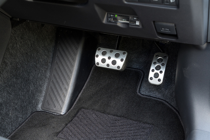 AT車はフットレストのサイズが拡大。少しワンオフ感の漂う質感だが、滑り止めのスリット加工もきちんと施されている。