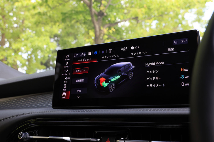さまざまな情報をドライバーに提供する、高精細な10.25インチタッチスクリーン。「トナーレ」が搭載する「Connect」インフォテインメントシステムにはナビゲーション機能が標準で備えられており、またApple CarPlayやAndroid Autoといった携帯端末との連携機能にも対応している。