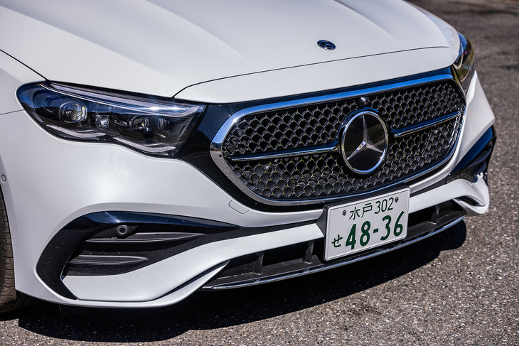 「E200ステーションワゴン アバンギャルド」のフロントフェイス。ラジエーターグリルとヘッドライトの間をグロスブラックのパネルでつなぐことで、BEVの「EQE」などと似た雰囲気に仕上げられている。
