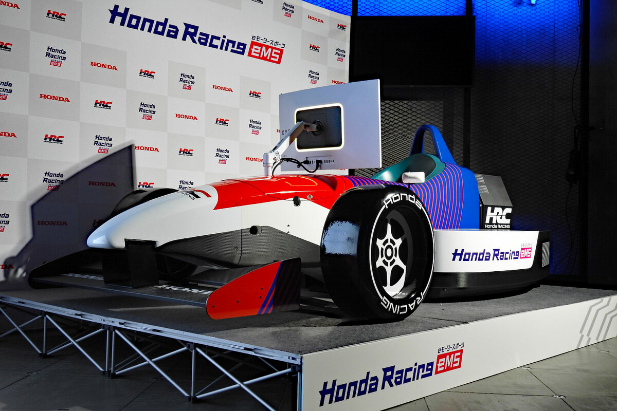 ホンダが本物のフォーミュラカーを使用したドライビングシミュレーター