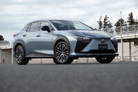 プラットフォームはBEV専用の「e-TNGA」。高強度材の積極的な使用によって軽量化を図ったほか、レーザースクリューウェルディングや構造用接着剤によって高剛性化を実現しているのが特徴だ。