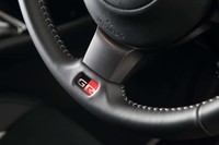 リムに「GR」ロゴがレイアウトされた「GRステアリング」。操作性は絶品だ。