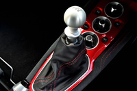 アルミ製のシフトノブがスパルタンなコックピットを演出。トランスミッションは6段AT仕様も設定されている。