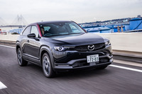 走行はすべてモーター駆動で行われる。EV走行距離(WLTCモード値)107kmだが、ロータリーエンジンによる発電によってさらなる長距離ドライブにも対応する。