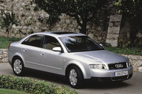 「アウディA4」
「フォルクスワーゲン・パサート」の兄弟車として1994年にデビューした、アウディのDセグメントモデル。映画で使われているのは2代目のモデルにあたる。