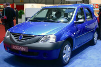 初代「ダチア・ローガン」。2005年3月、ジュネーブモーターショーで。