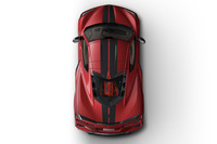 「エッジレッド」のエンジンカバーを採用している。