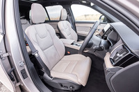 外板色が「ブライトダスク メタリック」の「XC90」では、「チャコール/チャコール」の室内色が組み合わされる。「ウルトラ」グレードの左右のフロントシートには、8wayの電動調整機能とヒーター、ベンチレーション機能が標準で備わる。