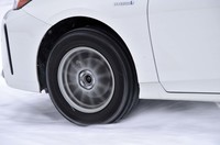 「アイスナビ8」では、ピッチ数を21%高めることで前後のトータルエッジ成分が7%アップ。柔軟性を高める極小分散シリカと柔軟持続性が向上する軟化剤を採用した新しいコンパウンドの効果も合わせて、ABS作動時の氷上ブレーキ性能が8%アップしているという。