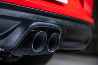 車体後部の中央に配置された2本出しのエキゾーストパイプフィニッシャー。センターコンソールパネルにある「スポーツエキゾーストシステム」のスイッチで、排気音量を2段階で切り替えられる。