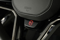 ステアリングホイールに備わる「SV」モードのスイッチを押すとメーターが専用デザインに変更され、アンビエントライトがレッドになるなど、キャビンがスポーティーな雰囲気に包み込まれる。