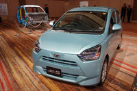 2017年5月に発売された2代目「ミラ イース」。経済性が重視されるベーシックモデルでありながら、動力性能や快適性などにも配慮。全グレードに「スマートアシストIII」を設定するなど、先進安全装備の採用にも積極的だった。