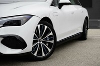 後輪操舵機能付きのモデルは、写真奥に見えるように、後輪を最大10度ステア可能。最小回転直径は12.5mから10.7mへと縮小される。