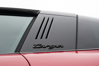 タルガバーと呼ばれる部分には「targa」のロゴが控えめにあしらわれる。