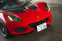 1995年のデビュー以来、幾度となく改良が施されてきた「エリーゼ」。フロントマスクにもたびたび手が加えられており、2018年モデルではエアインテークが大型化された。