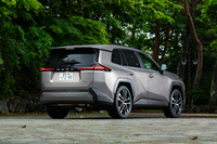 シャシーはトヨタの中型車以上向けのエンジン横置きプラットフォーム「GA-K」の大幅改良型。テールゲートまわりやサスペンション取り付け部の強化によってボディー剛性を大幅に強化している。