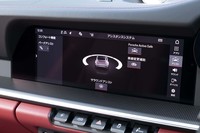 安全装備の充実も、新型「ポルシェ911ターボSカブリオレ」のセリングポイントのひとつ。緊急自動ブレーキシステムや車線逸脱防止機能、夜間のアシスト機能のほか、サラウンドビューカメラなども標準装備される。