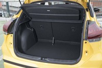 後席使用時の荷室容量は423リッター。900mmの奥行きも立派だが、深く掘り込まれていて下方向にも広い。