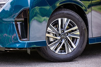 新型「セレナ」ではグレードにかかわらず、全車に16インチホイールを装着。「ルキシオン」には「ハイウェイスターV」と共通する10本スポークデザインのアルミホイールに、205/65R16サイズの指定タイヤ「ブリヂストン・トランザER33N」が組み合わされる。