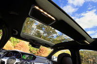 「パノラミックスライディングルーフ」は、セットオプション「ベーシックパッケージ」に含まれる。これにより車重は40kg増加する。