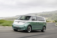 2024年後半から2025年前半に日本上陸が予定されているフォルクスワーゲンの電動ミニバン「ID. Buzz」。2023年6月にロングホイールベースの3列シート車も登場した。