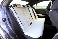 “Fスポーツ”グレードのシートカラーは白、黒、赤の3色。白いシート地には、黒いアクセントが施される。