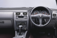 2代目「レガシィ」のインストゥルメントパネル。上級グレードを中心に、イタリアのMOMOが手がけた本革巻きステアリングホイールが採用された。