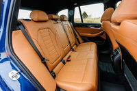 後席のバックレストは前後方に9度までリクライニング角度の調整が可能。