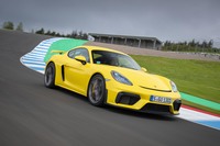 最高速は「718ケイマンGT4」(写真)が304km/hで「718スパイダー」は301km/h。0-100km/hの加速タイムはともに4.4秒となっている。