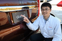 ホンダアクセス開発部の佐藤亮氏。指さしているのは、エアーで水滴を吹き飛ばす機能を備えたバックカメラ。「ギャザズ」の最新アイテムだ。
