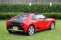 オリジナルよりクーペっぽさ、塊感が増したリアビュー。円形テールライトもクラシックな印象を増幅している。ドアとソフトトップを除くすべての外板パネルを交換しているが、オリジナルの「S660」の特徴である、シャープなキャラクターラインの入ったドアをクラシックなデザインに違和感なく溶け込ませるのに苦労したという。