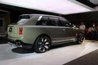 ボディーサイズは全長×全幅×全高=5355×2000×1835mm。車重は2725kgと公表される。