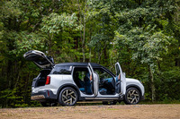 前後の右側ドアとリアゲートを開けた「カントリーマンSE ALL4」の様子。電動でテールゲートが開閉される「オートマチックテールゲートオペレーション」を標準で装備する。テールゲートの開口度は5段階の設定が可能。