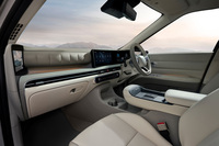 新型「ネッソ」のインテリア。水平基調のインストゥルメントパネルに置かれた湾曲したディスプレイが目を引く。