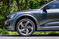 「SQ8スポーツバックe-tron」には、選択されたドライブモードによって車高が自動的に上下するアダプティブエアサスペンションが標準で装備されている。車高は約50mmの範囲で上下する。ドライブモードごとに、任意による5段階の調整も可能だ。写真は車高を最もアップした様子。