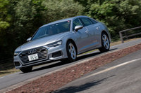 アウディが、現在用いているグレード名に見られる2ケタの数字は、パワーユニットの最高出力の区分。「55」は245~275kWのパワーユニットを搭載したモデルであることを指す。