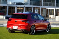 車体色は、「ゴルフ」の標準モデルにも設定のある8種類に、「GTI」専用色の「オリックスホワイト」を加えた全9種類。いずれのボディーカラーでも、ルーフはブラックとなる。