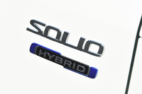 フルハイブリッド車専用の「HYBRID」エンブレム。黒を貴重としたカラーリングが特徴である。