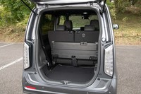 デッキボードは折りたたんでリアシートの背もたれの裏に固定できる。この状態であれば大型スーツケースを立てて並べられる。