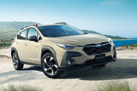 2025年7月10日に発表された「スバル・クロストレック」の改良モデル。いわゆる「アプライドC型」へとアップデートされた。「サンドデューン・パール」(写真)の外板色は、この改良モデルの登場時に追加設定されたもので、今回の「ウィルダネスエディション」でも同カラーが選択できる。