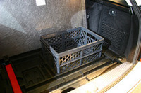 ラゲッジはフロア下に小さな収納用スペースが用意される。