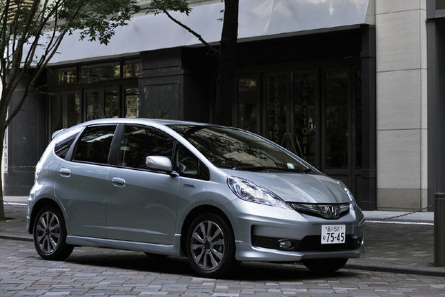 【スペック】全長×全幅×全高=3915×1695×1525mm/ホイールベース=2500mm/車重=1140kg/駆動方式=FF/1.5リッター直列4気筒SOHC16バルブ(114ps/6000rpm、14.7kgm/4800rpm)、モーター(14ps/1500rpm、8.0kgm/1000rpm)/価格=196万円(テスト車=226万2500円/Hondaインターナビ+リンクアップフリー=25万円/Hondaスマートキーシステム=5万2500円)