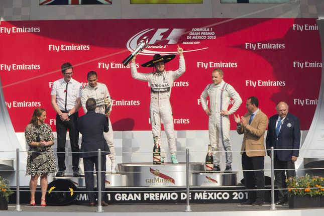 23年ぶりのF1メキシコGPを制したメルセデスのニコ・ロズベルグ(写真中央)。今季4勝目を飾った彼は表彰台でソンブレロをかぶり、上機嫌に振る舞った。2位はロズベルグのチームメイトであり、既に前戦で年間タイトルを決めているルイス・ハミルトン(左)。3位はウィリアムズのバルテリ・ボッタス(右)で、第7戦カナダGP以来のポディウム登壇となった。(Photo=Mercedes)