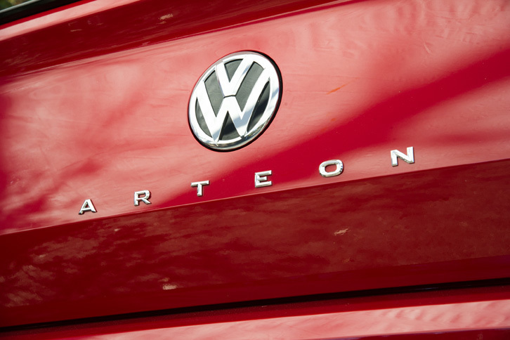 2017年3月のジュネーブショーで世界初公開されたニューモデル「アルテオン」。一部の市場で販売されるフルサイズサルーンを除くと、「パサート」の上に位置するフォルクスワーゲンの最上級モデルとなる。