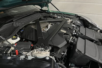 搭載されるエンジンは4リッターV8ツインターボで、最高出力680PS/6000rpm、最大トルク800N・m/2750-6000rpmを発生。V12エンジンを搭載する先代のハイパフォーマンスモデル「DB11 AMR」をも上回るパワーを誇る。